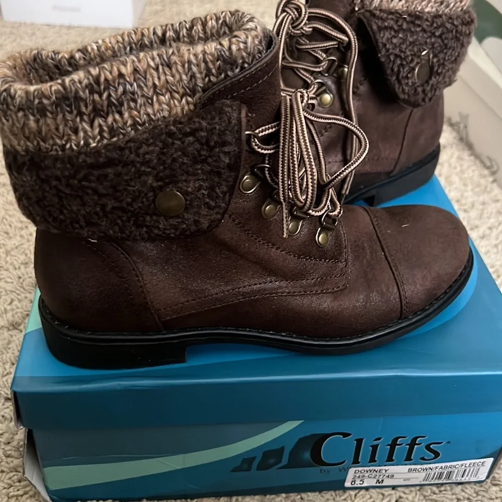 Cliffs Women’s Combat Boots - Picture 2 of 4